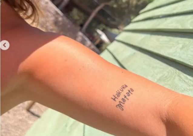 8 senelik evliliği 15 dakikada biten Ceyda Düvenci’den yeni mesaj! Dövmesini paylaştı! Herkes ne anlama geldiğini aramaya başladı: “Hakuna Matata” 3