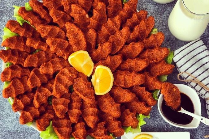 Gaziantep usulü çiğ köfte! Ustalar lezzeti katlansın diye böyle hazırlıyor... 2