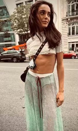 Sütyensiz “eksik kumaş” polemiği! Hafsanur Sancaktutan’ın Paris sokak tarzı, sosyal medyayı birbirine kattı! “Kumaşa para mı yetmedi?” 3