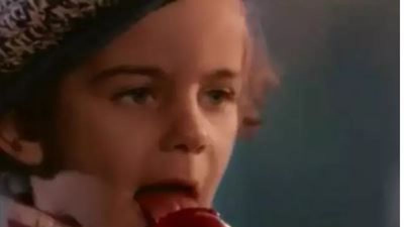 90’ların efsanesi “Arnavut Kaldırımı” klibindeki mavi gözlü çocuk büyüdü! Hep göz önündeymiş! Meğer Yasak Elma dizisinde… 2