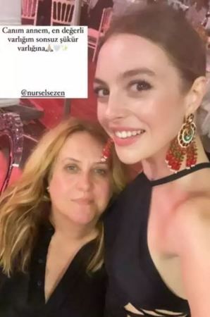 Dekoltesi ile ünlü Melis Sezen annesini paylaştı! Görenler hayran kaldı “Ablası sanki” 2