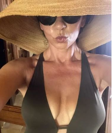Catherine Zeta Jones’ın son paylaşımı beğeni rekoru kırdı! Jones sonunda sırrını açıkladı! 53 yaşında nasıl bu kadar güzel bir vücudu var? 3