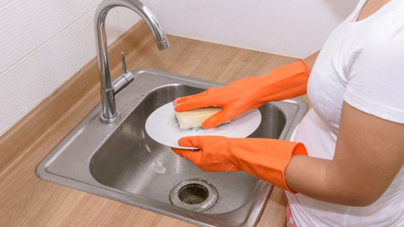 Kurumuş yemek kalıntıları tek seferde çıkıyor! Mutfakta inatçı lekelere en hızlı çözüm: Karbonat, tuz ve limon karışımı 3