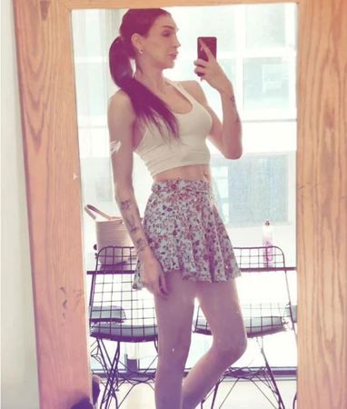 Çukur’un Timsah Celil’i Meli Bendeli mini etek giydi, ayna karşısına geçti! Cesur paylaşımı sosyal medyayı karıştırdı! 2