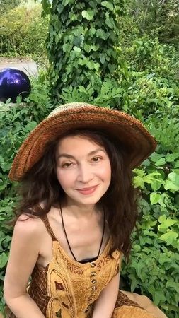 Tokatçı’nın Emine’si Nazan Saatçi yıllara meydan okuyor! 65 yaşındaki fit duruşu ile aynaları çatlatıyor! 2