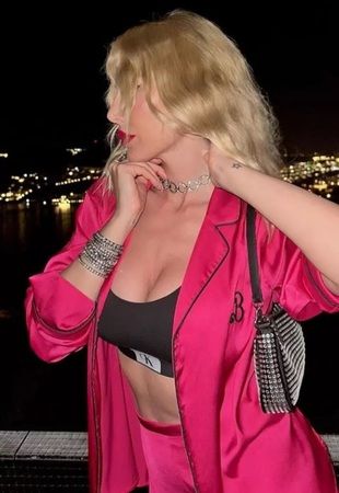 Hande Sarıoğlu "Pisti boşaltalım" diyerek paylaştı! Barbie pozlarına beğeni yağdı! Pespembe kombinini siyah iç çamaşırıyla süsledi… 3