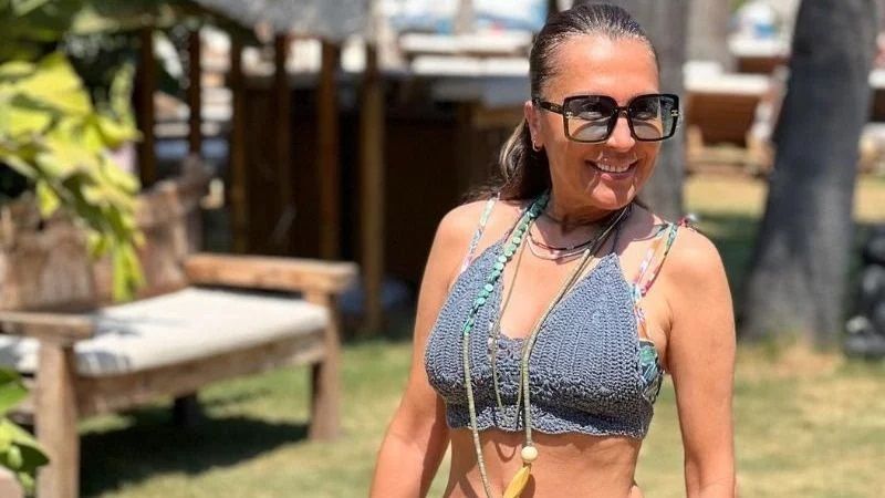 Ünlü oyuncu Asuman Dabak’ın jet-ski şovu görenleri heyecanlandırdı! 53 yaşındaki oyuncu gençlik iksirini bulmuş gibi… Fit vücuduyla dikkat çekti! 1