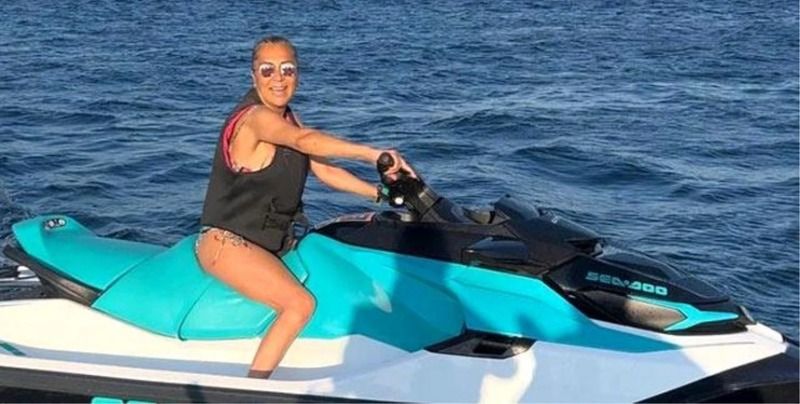Ünlü oyuncu Asuman Dabak’ın jet-ski şovu görenleri heyecanlandırdı! 53 yaşındaki oyuncu gençlik iksirini bulmuş gibi… Fit vücuduyla dikkat çekti! 3