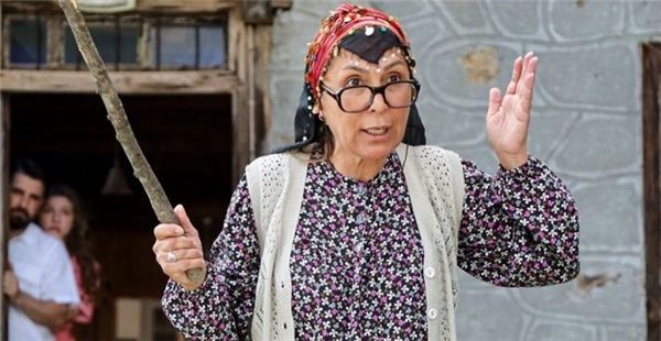 Ünlü oyuncu Asuman Dabak’ın jet-ski şovu görenleri heyecanlandırdı! 53 yaşındaki oyuncu gençlik iksirini bulmuş gibi… Fit vücuduyla dikkat çekti! 2