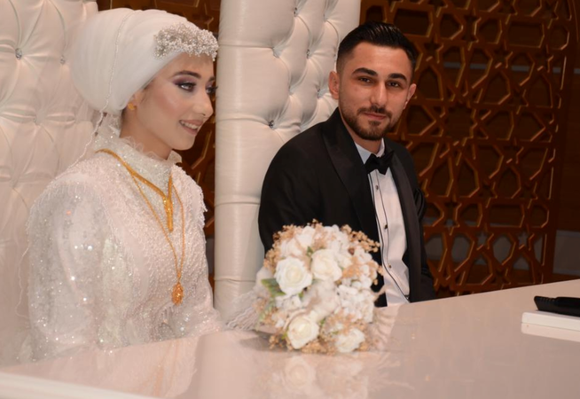 Gaziantep'te Bol Şahitli Muhteşem Düğün! Görkemli düğüne Gaziantep iş, siyaset ve cemiyet dünyası akın etti. 1