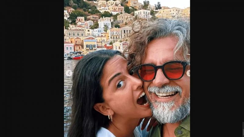 Özge Özpirinçci, Burak Yamantürk, Serkan Keskin, Meriç Aral... Ünlü isimler tekneyle Simi’ye adeta çıkarma yaptı! 3