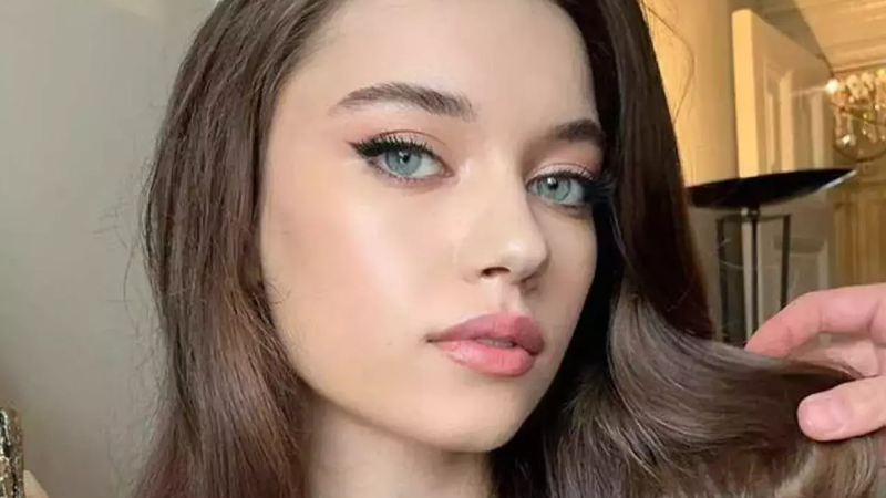 Afra Saraçoğlu’nun güzelliğini kimden aldığı belli oldu! Annesini görenler ablası sanıyor 1