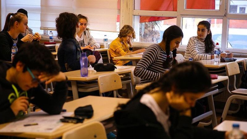 Milyonlarca öğrenciyi ilgilendiriyor! MEB açıkladı: Sınıfta kalma ve devamsızlık affı düzenlemesi değişti 1