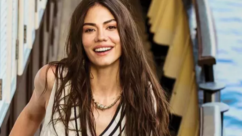 Demet Özdemir renkli bikinisiyle nefesleri kesti: Plajda o ismi öpmelere doyamadı! 1