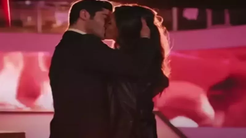 Hande Erçel ve Burak Deniz'in sahnesi olay oldu! Sosyal medya resmen yıkıldı... 3