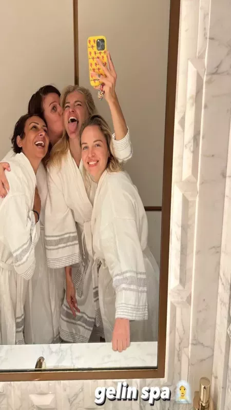 Düğün hazırlığındaki Burcu Esmersoy kız kıza gelin hamamı yaptı, pozları paylaştı! 3