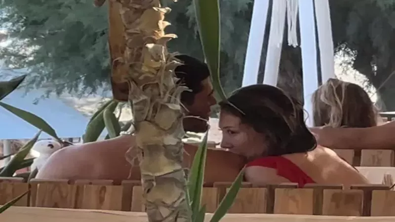 Yasmin Erbil plajda aşka geldi, sevgilisi Yiğit Poyrazı ısırdığı anlar gündeme oturdu! 4