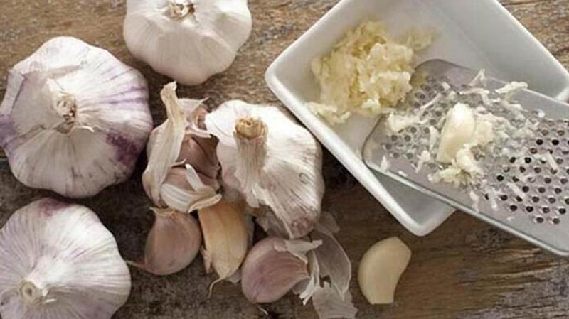 Yıllarca hata yapmışız! Meğer sarımsağı doğramak yerine… Sarımsakları bu yöntemle tüketen o hastalıktan kurtulacak! 2