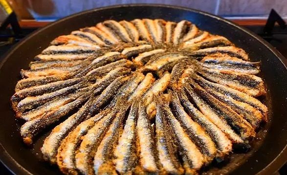 Hamsi tava yaparken bu sırrı deneyin! Çıtır çıtır olmasını sağlayan pişirme önerisi... 2