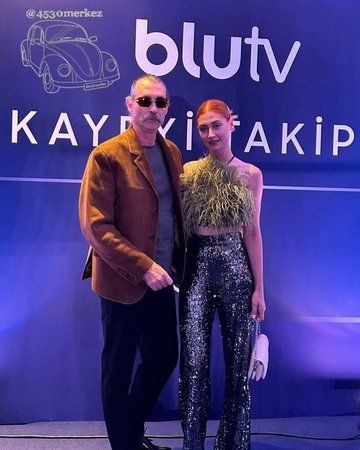 Behzat Ç. ile tanınan Erdal Beşikçioğlu kızıyla galada görüntülendi! Baba kızın benzerliği görenleri şaşırttı! Meğer ortak projede… 2