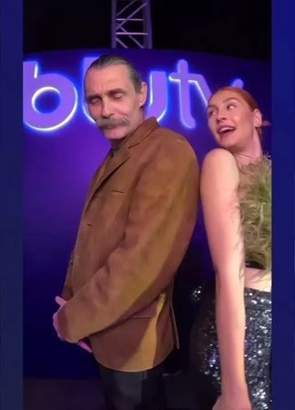 Behzat Ç. ile tanınan Erdal Beşikçioğlu kızıyla galada görüntülendi! Baba kızın benzerliği görenleri şaşırttı! Meğer ortak projede… 3