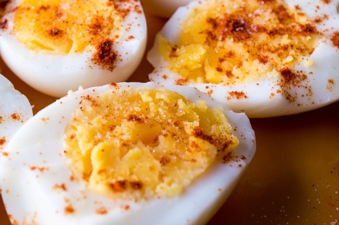 Yumurtayı soymak için haşlama suyuna 1 damla koyun! Kabuklar anında çıkıyor... 2