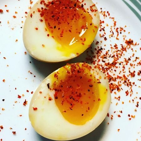 Yumurtayı soymak için haşlama suyuna 1 damla koyun! Kabuklar anında çıkıyor... 1
