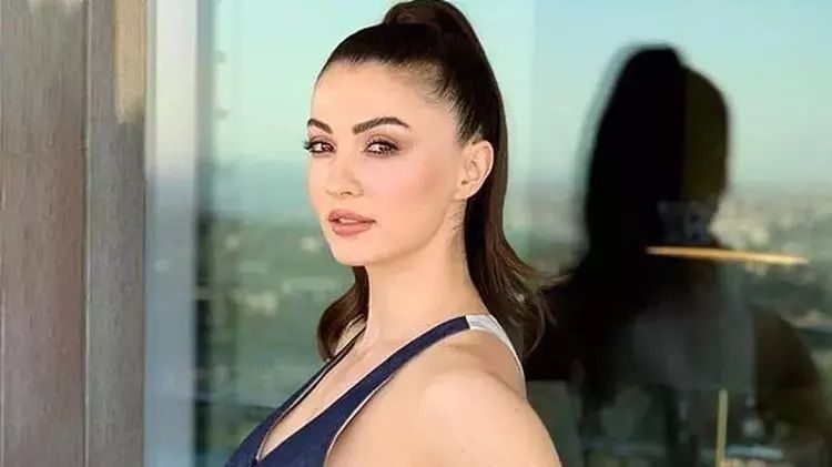 Burcu Özberk paylaştığı pozlarla nabız yükseltti! Gören bu ne diyor… 1