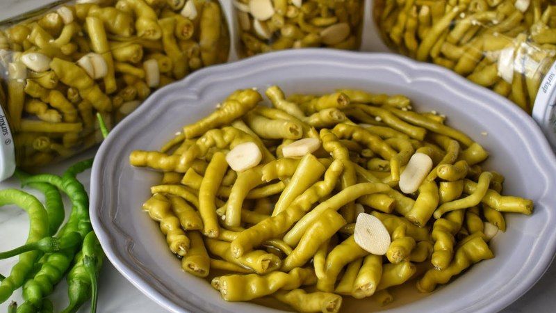 Acı biber turşusu kıtır kıtır oluyor! Meğer 16 yıllık turşucunun lezzet tüyosuymuş 2