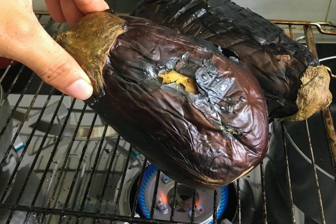 Közlenmiş patlıcan yapma sırrı! Patlıcan bunu yaptığınızda yumuşak oluyor ve suyunu salmıyor... 3