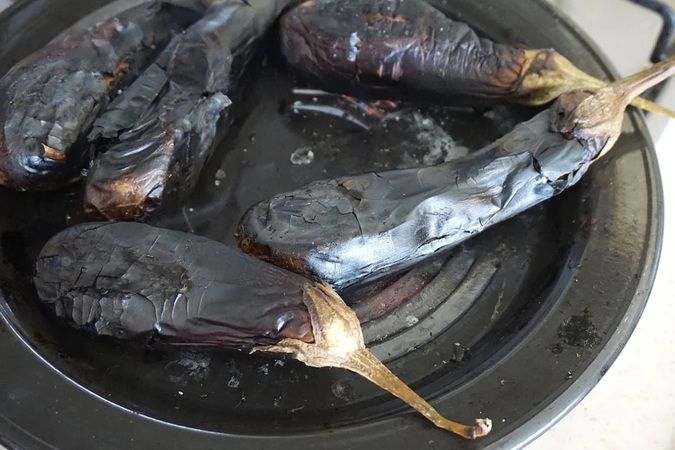 Közlenmiş patlıcan yapma sırrı! Patlıcan bunu yaptığınızda yumuşak oluyor ve suyunu salmıyor... 2
