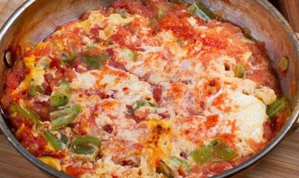 Menemen yaparken bir de böyle denemelisiniz! Yunan usulü bol sulu menemen tarifi... 1