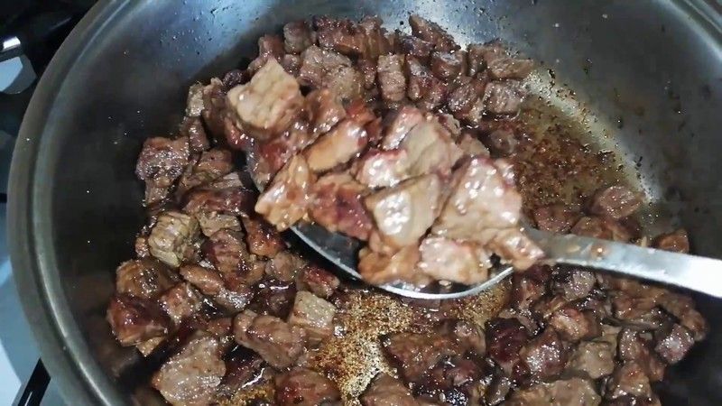 Et pişirirken böyle pişirmiyorsanız lezzeti unutun! Usta aşçıların tekniğiyle et kavurma tarifi... 1