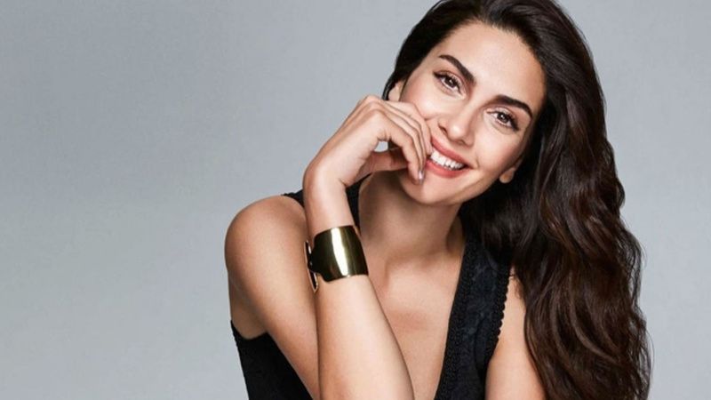 Bergüzar Korel'den Eleştirilere Net Yanıt: "İşimi de Yorulmayı da Seviyorum!" 1