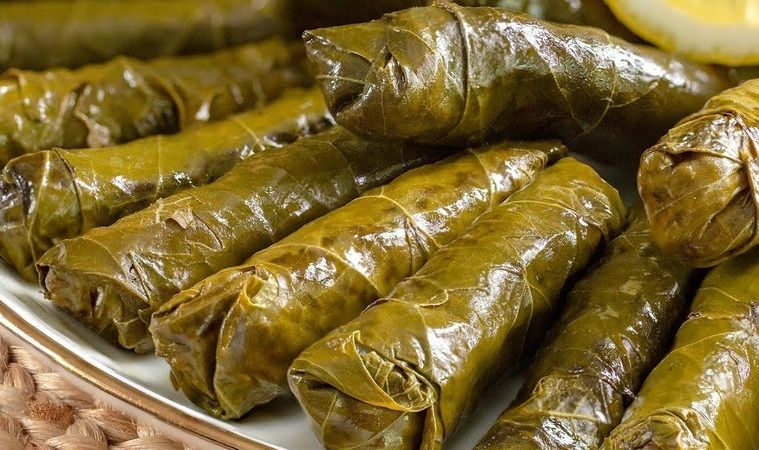 Konyalı ev hanımlarının sırrıymış! Yaprak sarmaya lezzet katan tüyo 3