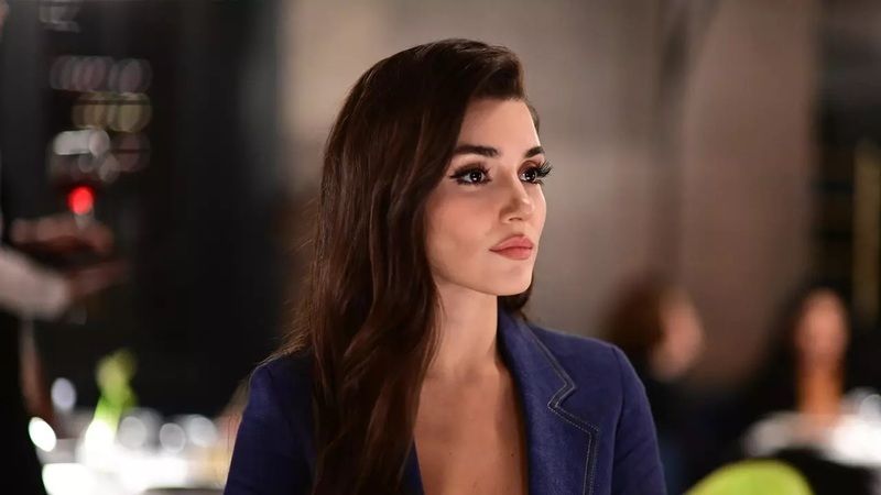 Hande Erçel'in kazancı dudak uçuklattı! Genç meslektaşlarını geride bıraktı. 2