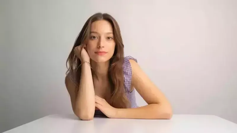 "Gizem Yanık'tan Şaşırtan Dönüşüm: Kızılcık Şerbeti'nin Mihri'si Gerçek Hayatta Nasıl?" 4