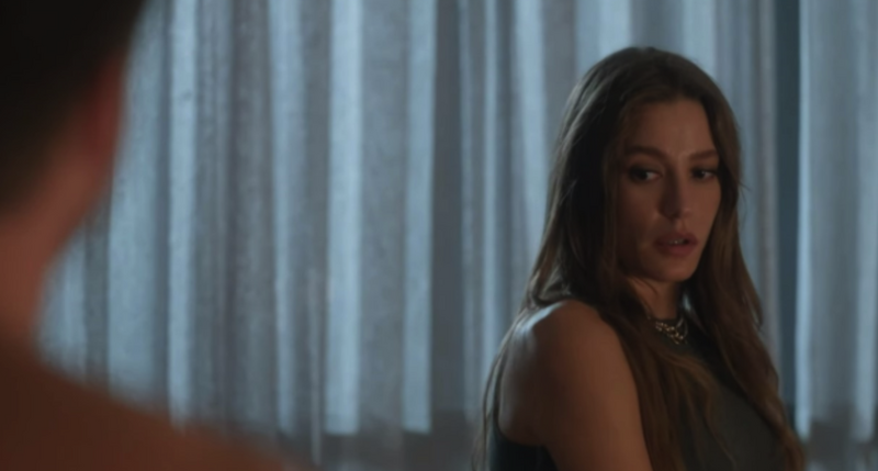 Kıvanç Tatlıtuğ ve Serenay Sarıkaya'nın 'Aile' dizisindeki yatak odası sahnesi sosyal medyada tartışma konusu oldu. 1