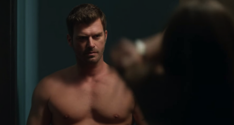 Kıvanç Tatlıtuğ ve Serenay Sarıkaya'nın 'Aile' dizisindeki yatak odası sahnesi sosyal medyada tartışma konusu oldu. 2