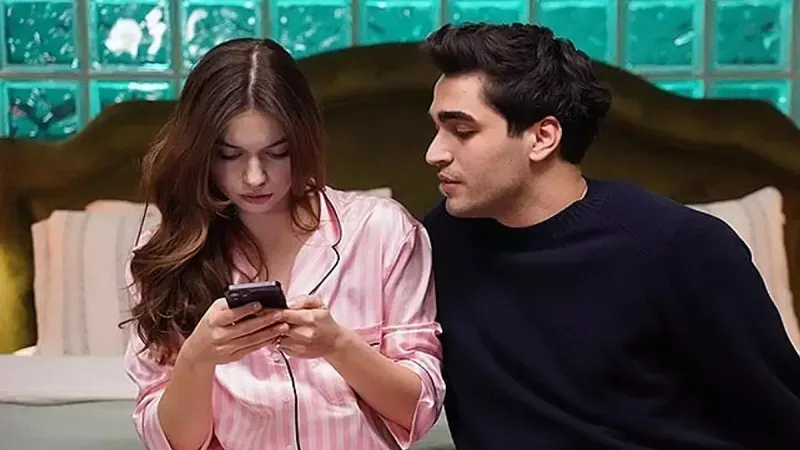 Yalı Çapkını Setinde Gerginlik: Afra Saraçoğlu ve Mert Ramazan Demir Arasında Ne Oldu? 3