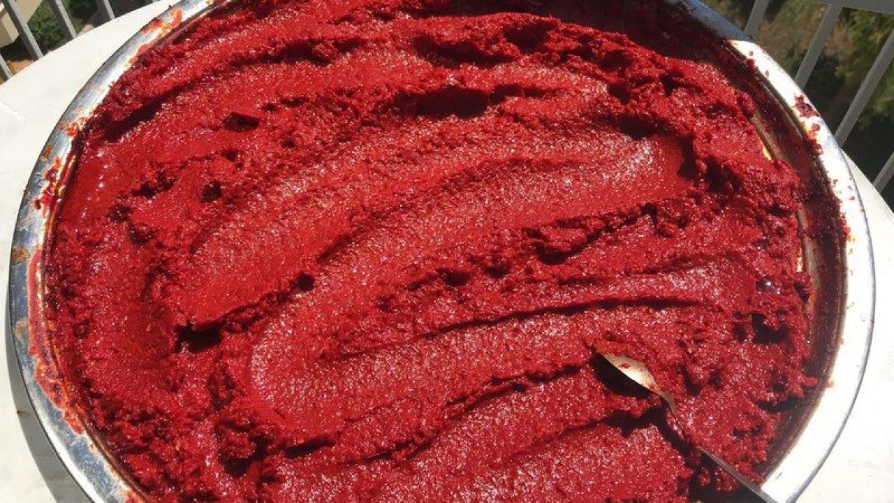 Salçadaki küf sorununu söküp atıyor! Üzerine 1 kaşık koyun yeterli oluyor