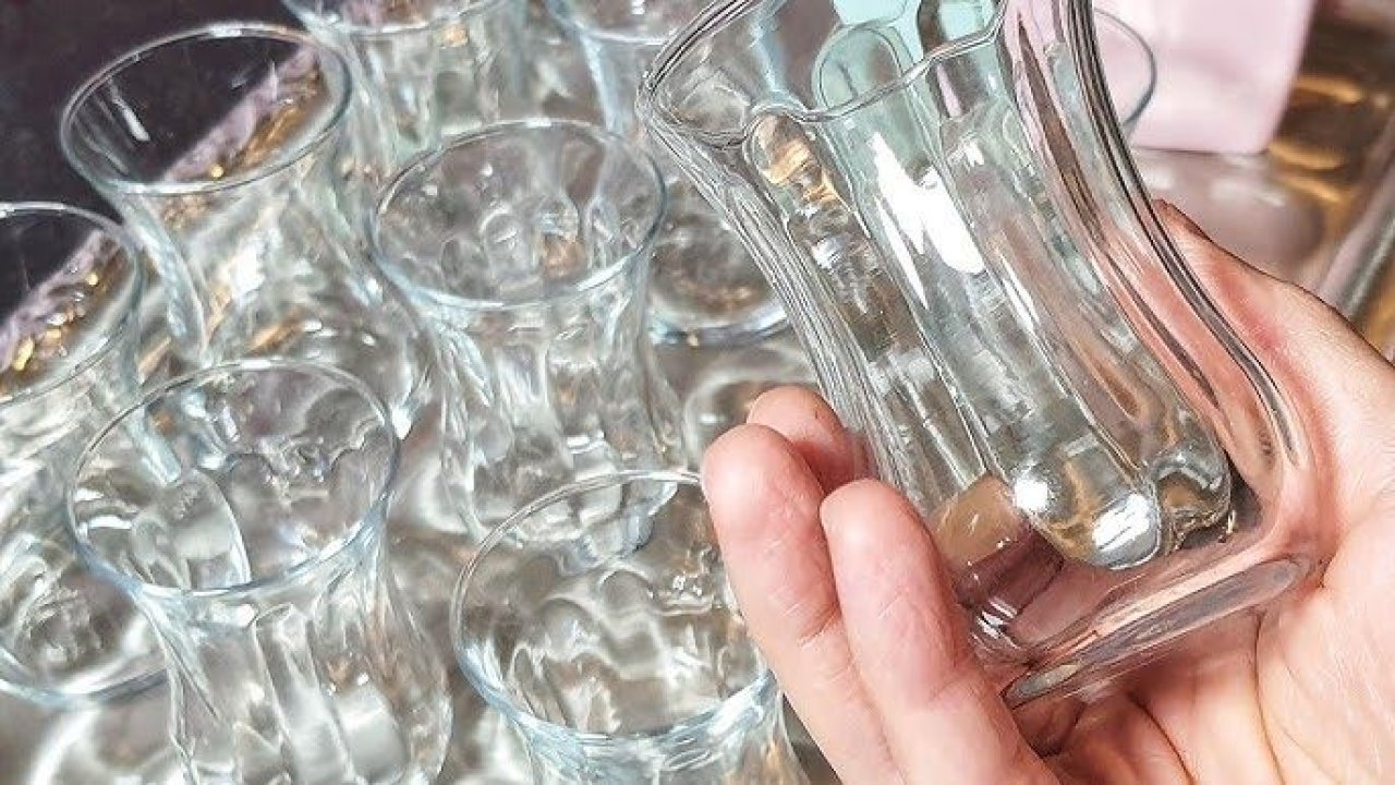 Matlaşan bardakları temizleme teknikleri! Ovalamaya bile gerek kalmadan lekeler gidiyor...