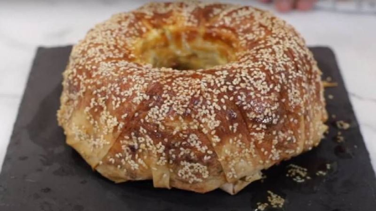 2 Yufkadan Yapılan Bu Börek Görümce Çatlatır! İşte Kek Kalıbında Peynirli Börek Tarifi