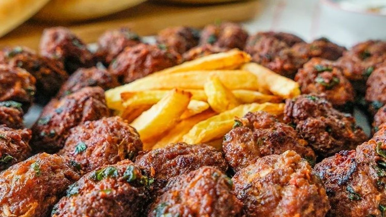 Öyle bir köfte yaptık ki herkes mangalda piştiğini sandı! Lezzeti şaşırtan tarif...