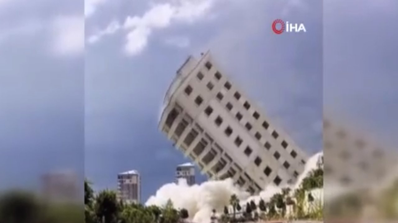Kahramanmaraş'te kontrollü yıkımı süren bina böyle çöktü... Panik Yaşandı