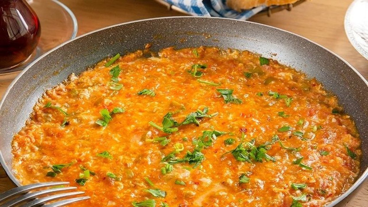 Menemen yaparken bir de böyle denemelisiniz! Yunan usulü bol sulu menemen tarifi...