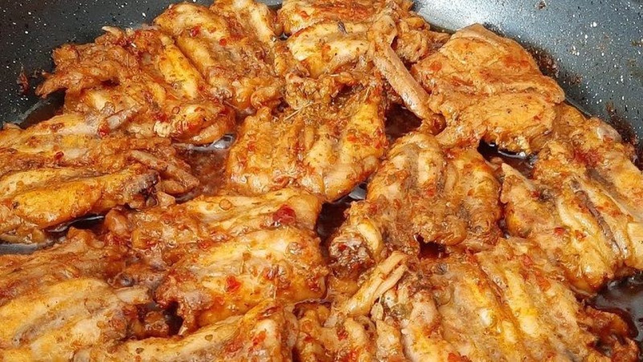 Tavuğu tavada böyle kızartmak gerekiyormuş! Lokum gibi pişmesini sağlıyor...