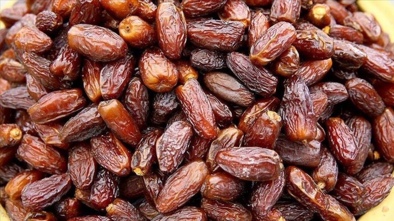 Gece yatmadan önce hurmaya limon sıkıp yerseniz bakın vücuda ne yapıyormuş...