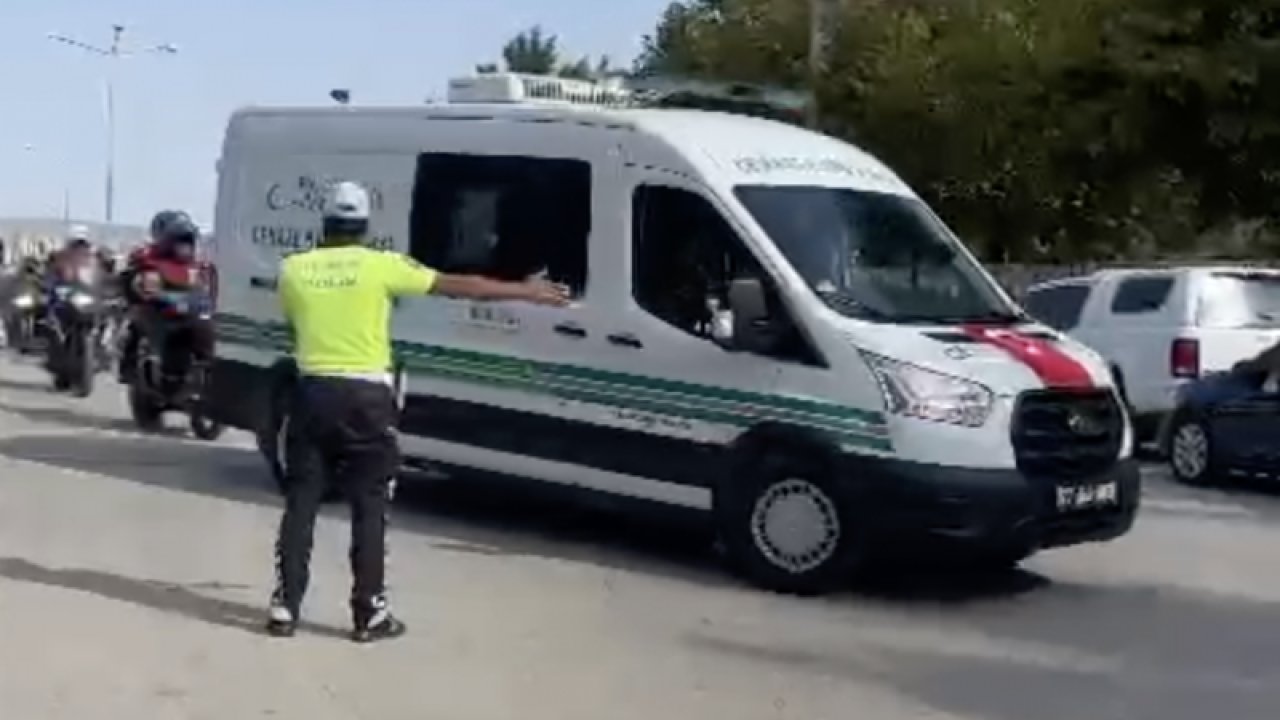 Gaziantep'te şüphelileri kovalarken kazada hayatını kaybeden şehit Emirhan Şimşek'in cenazesi Çevik Kuvvet Müdürlüğüne getirildi