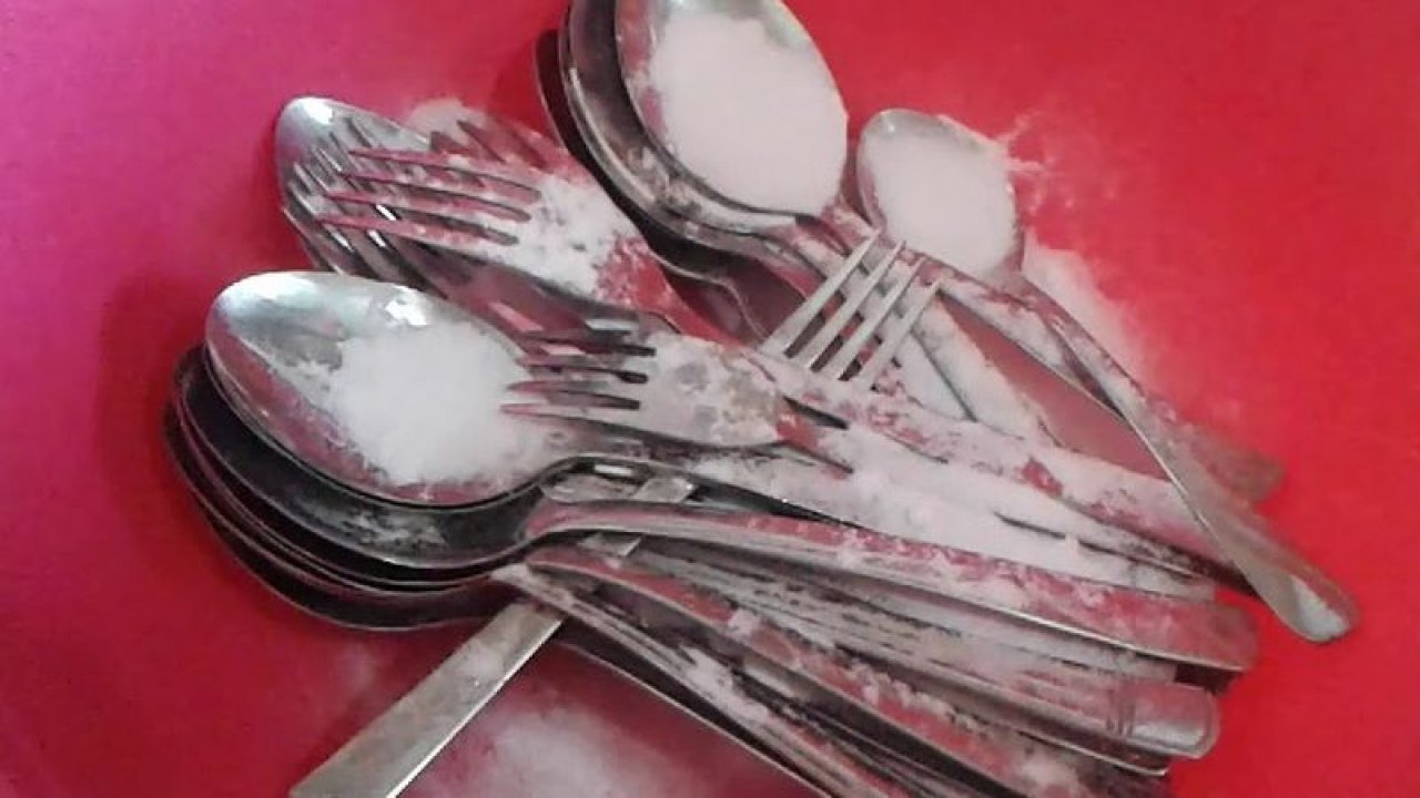 Kararan çatal ve kaşıkları ilk günkü hâline dönüştüren o karışım! Denemelisiniz...